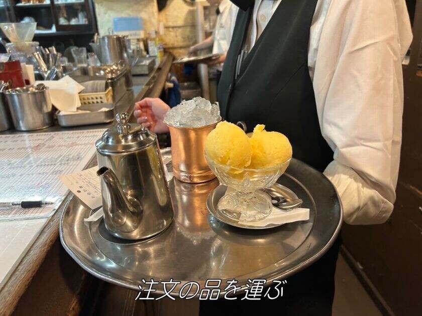 梅田珈琲館YCの制服4