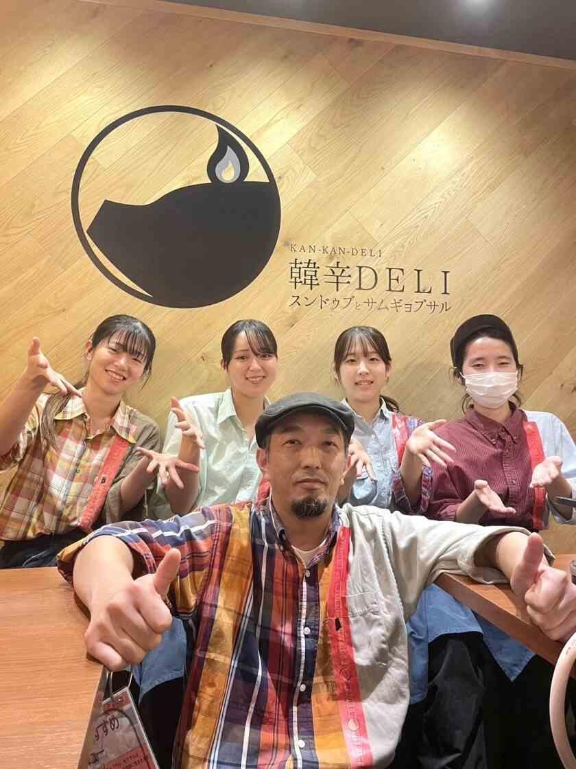 韓辛DELI 三ノ宮生田ロード店の制服1
