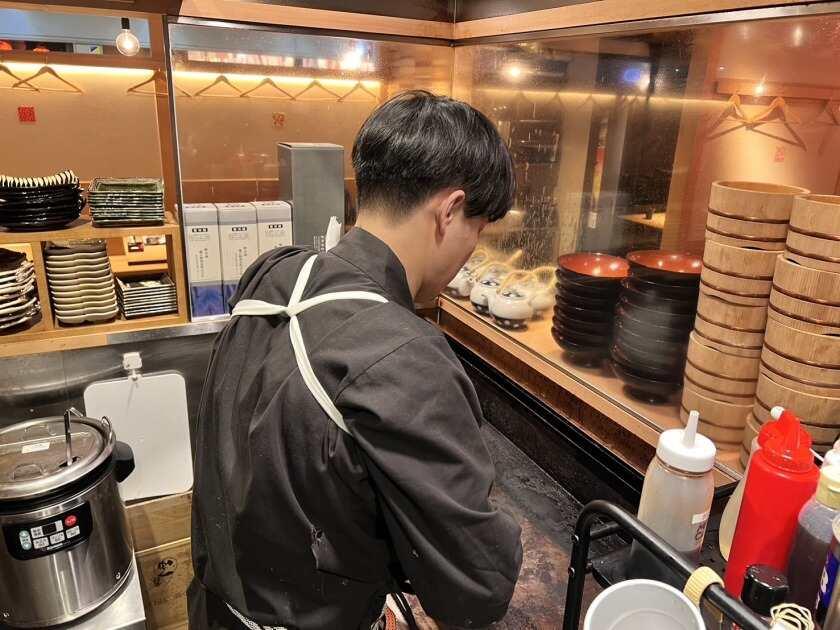 鶏えん 大阪駅前第三ビル店の制服2