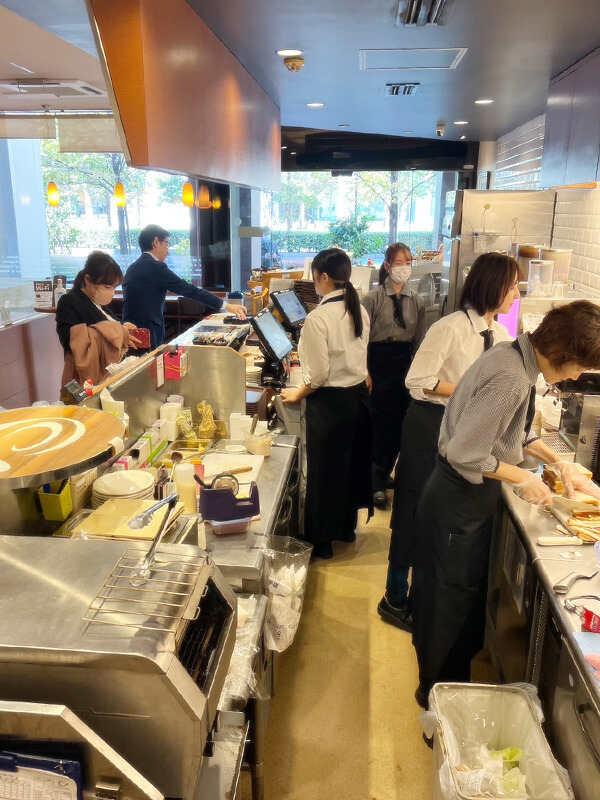 カフェ・ド・クリエ 日比谷通り内幸町店の制服5