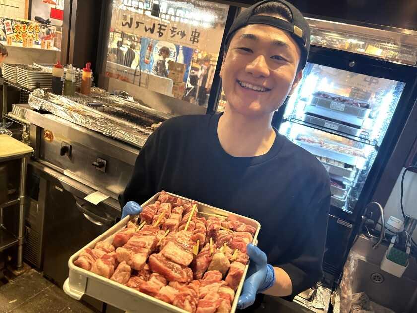 串焼き 満天 ルクア大阪店 B2階の制服3