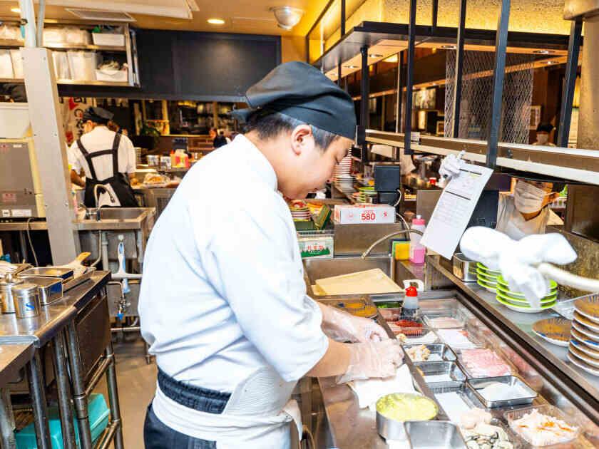 回転寿司 根室花まる 南25条店の制服2