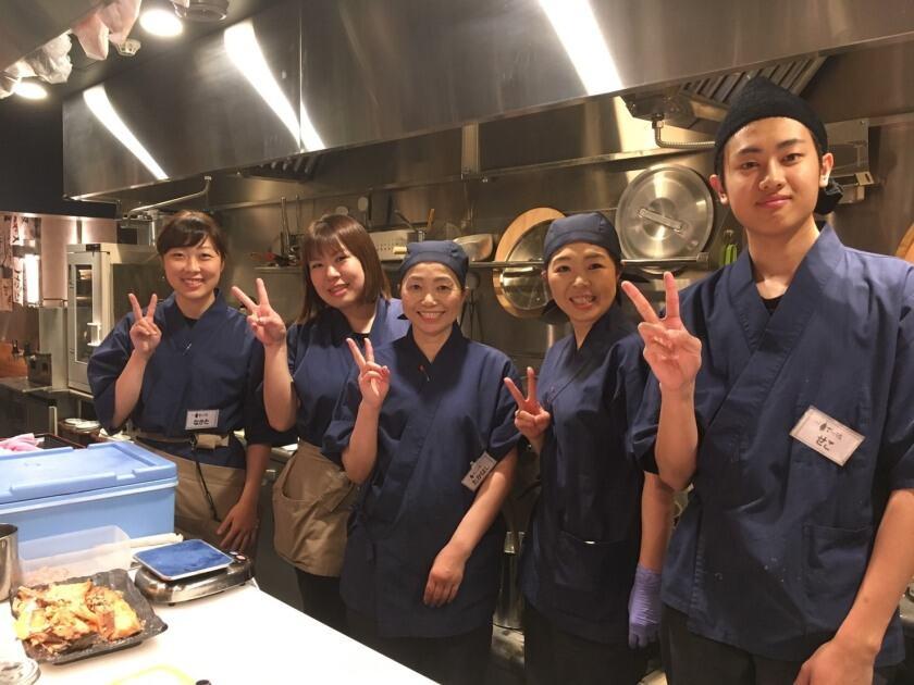 一夜干しと海鮮丼 できたて屋 KITTE丸の内店の制服1