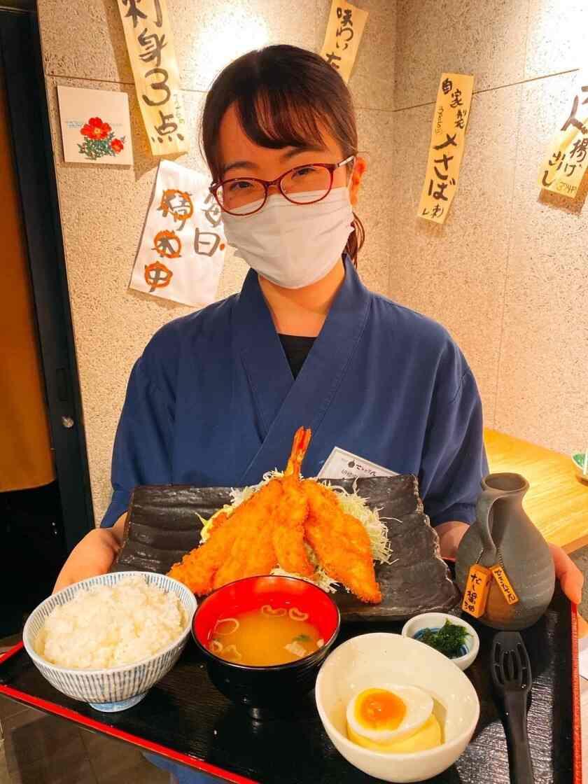 一夜干しと海鮮丼 できたて屋 KITTE丸の内店の制服3