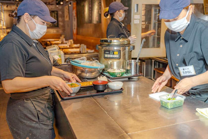 一夜干しと海鮮丼 できたて屋 KITTE丸の内店の制服2