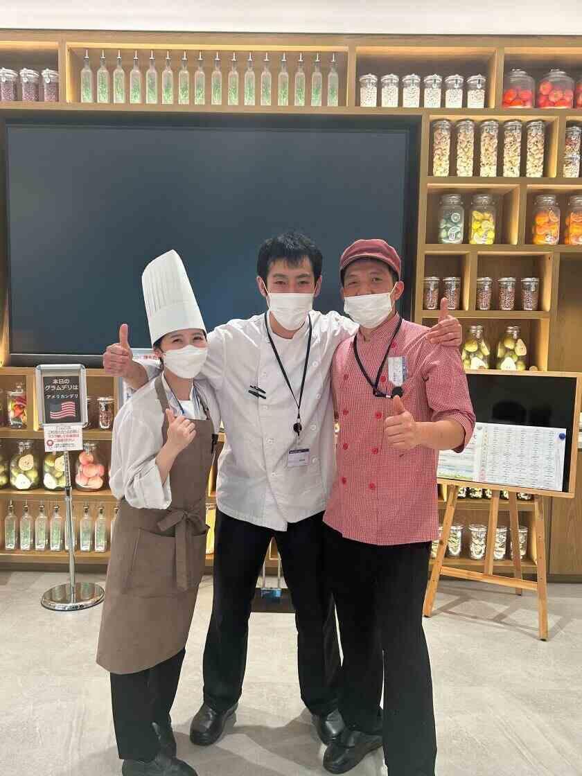 電通本社ビル 社員食堂の制服1