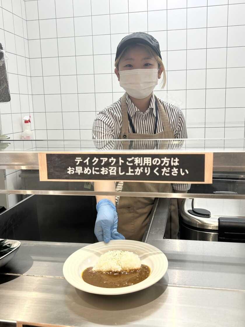 電通本社ビル 社員食堂の制服2