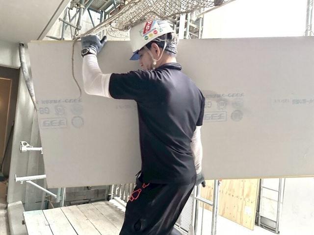 雨風なしの屋内工事*資材を台車で運ぶだけ!早上がりでも日給保障(軽作業・物流、伊丹市)のイメージ画像