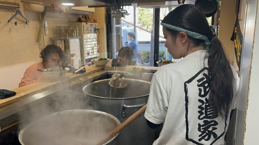 横浜家系ラーメン 武道家 賢斗の制服8