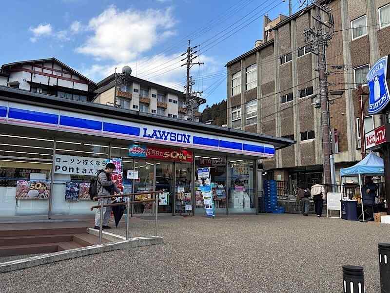 株式会社BRAVELYの制服9