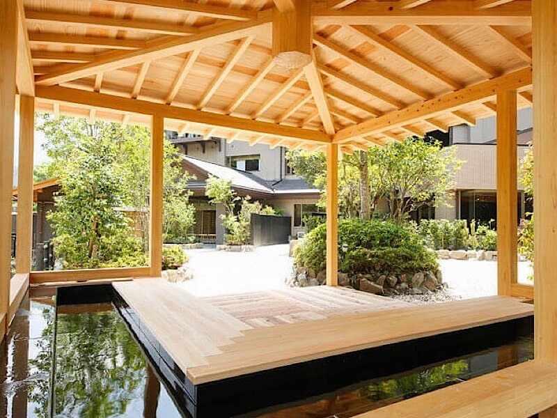 株式会社BRAVELYの制服8