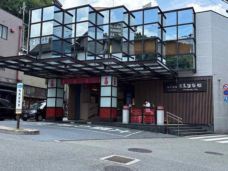 株式会社BRAVELYの制服2