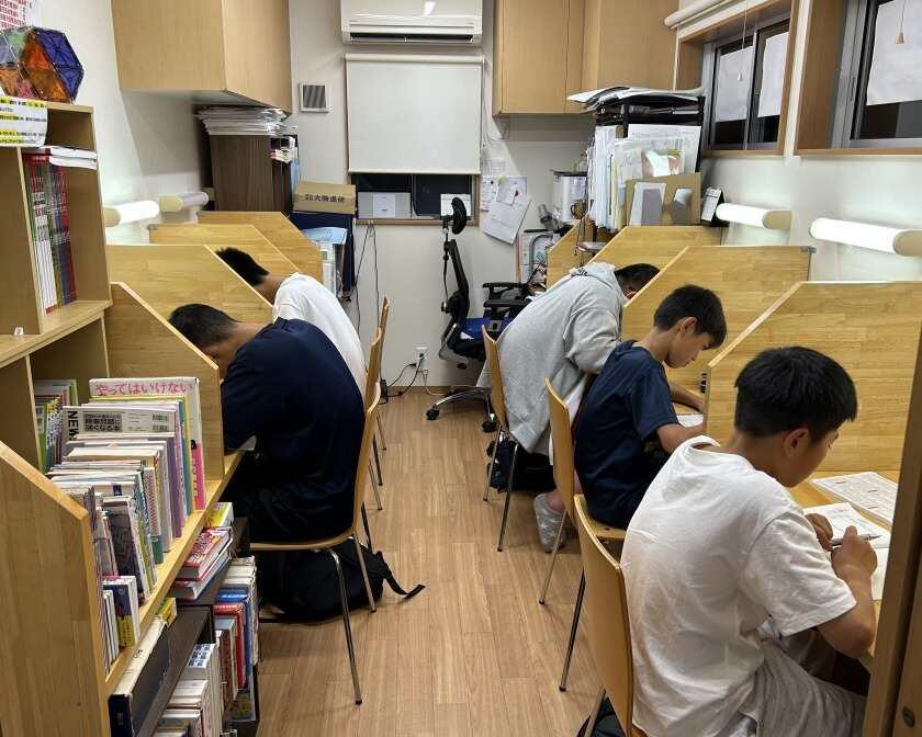 個別指導教室 root (るーと)の制服4