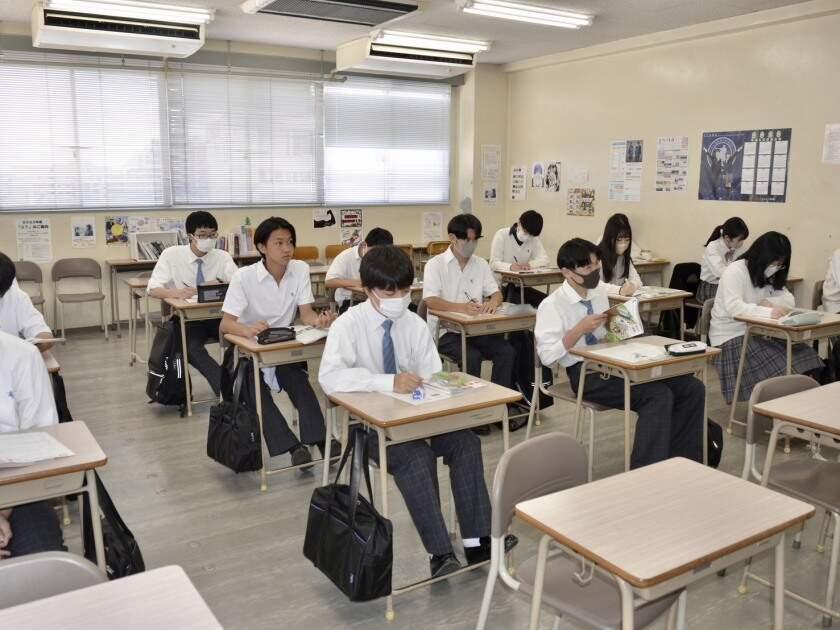 専修学校久留米ゼミナール クラーク記念国際高等学校 久留米キャンパスの制服2