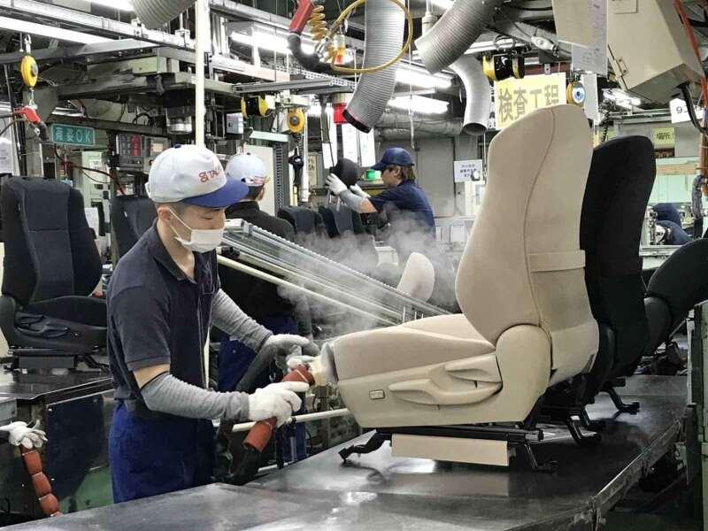 自動車メーカーでのドアやシートの検査の仕事画像1