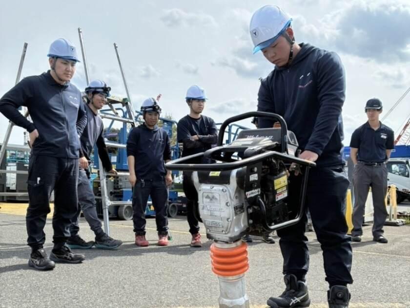 横井電気工業株式会社の制服1