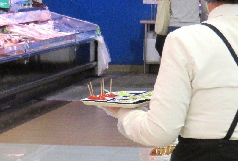 スーパーマーケットで果物やお刺身、ウインナーの試食販売の仕事画像1