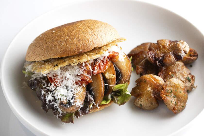 TOKYO NODE CAFEの制服4