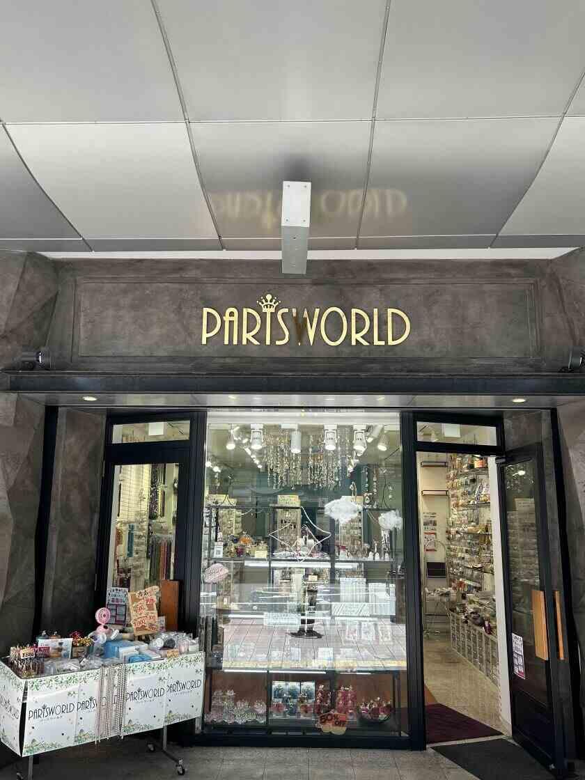 パーツワールドの制服5