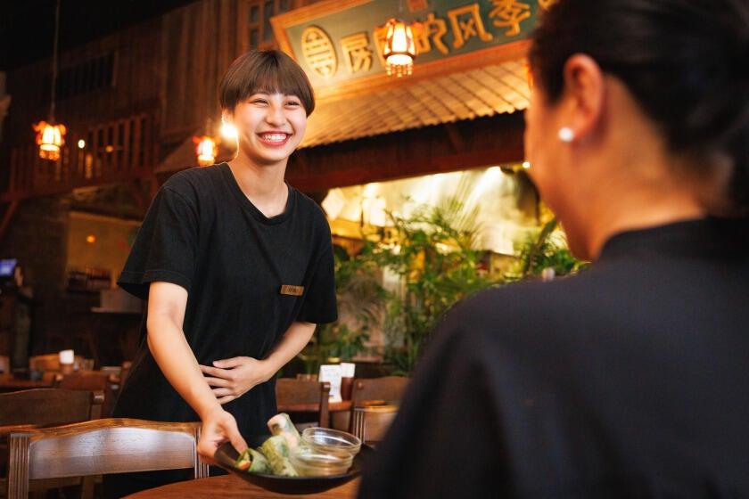 モンスーンカフェ ららぽーとTOKYO-BAYの制服5