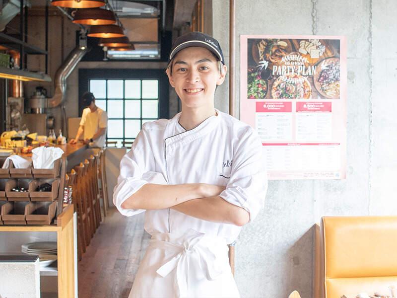 カフェ ラ・ボエム 元町中華街の制服5