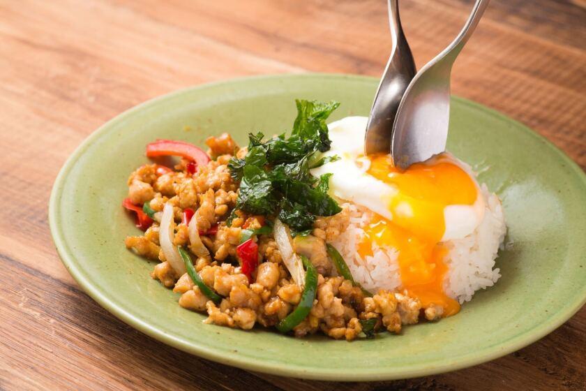 モンスーンカフェ ららぽーとTOKYO-BAYの制服2