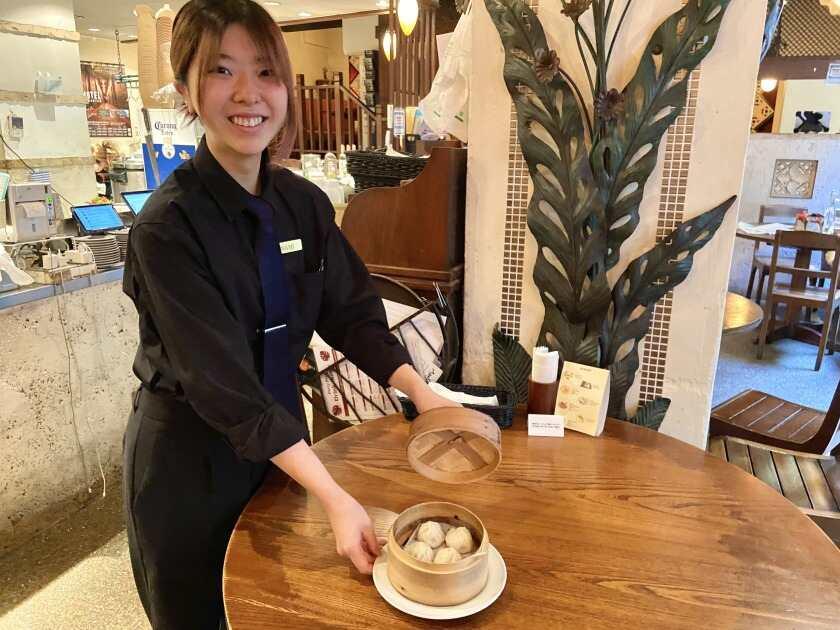 モンスーンカフェ さいたま新都心の制服3