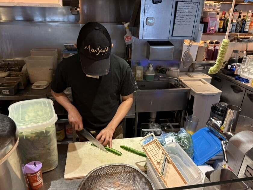 モンスーンカフェ 表参道の制服4