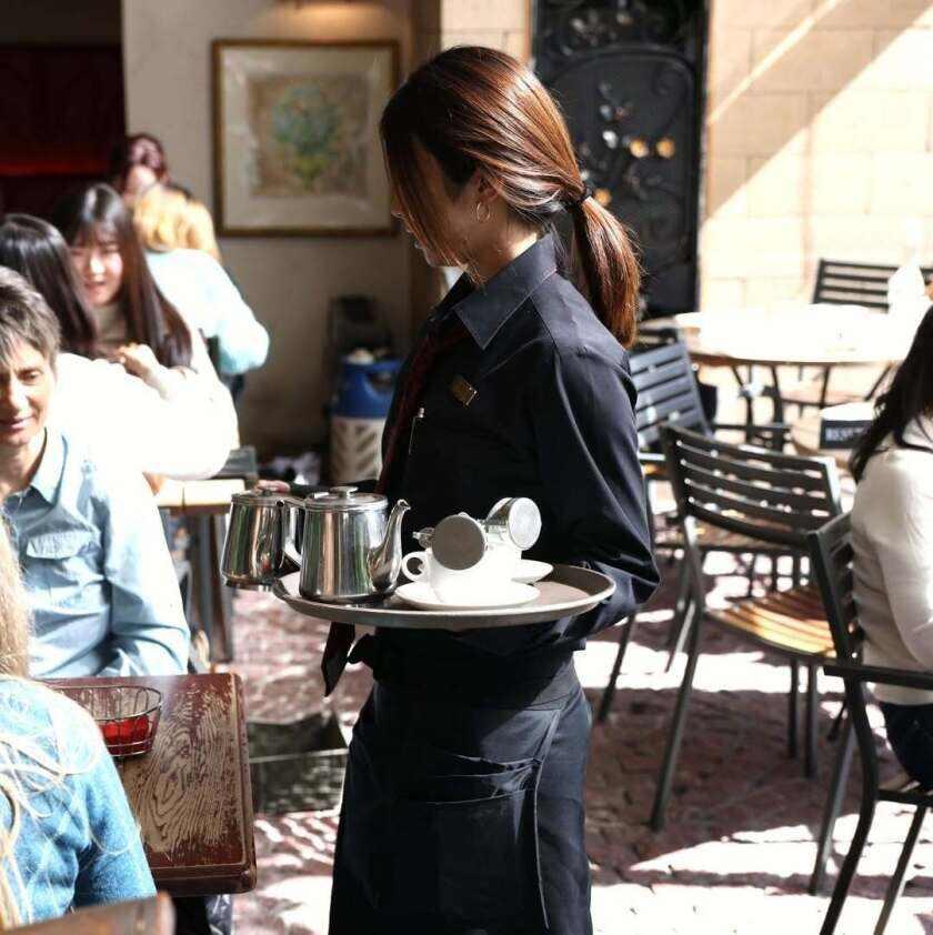 カフェ ラ・ボエム 麻布十番の制服4