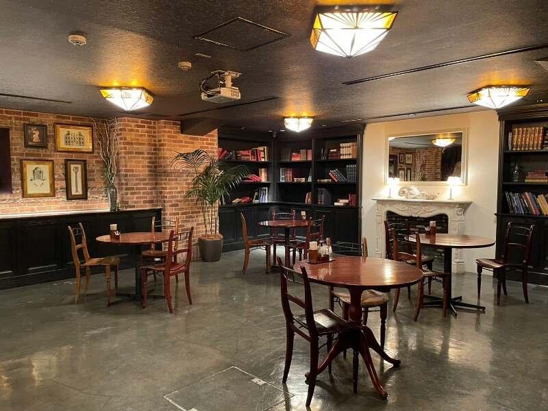 カフェ ラ・ボエム 元町中華街の制服5